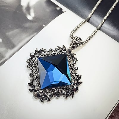 Висящи колиета за стилни дами в различни форми. 