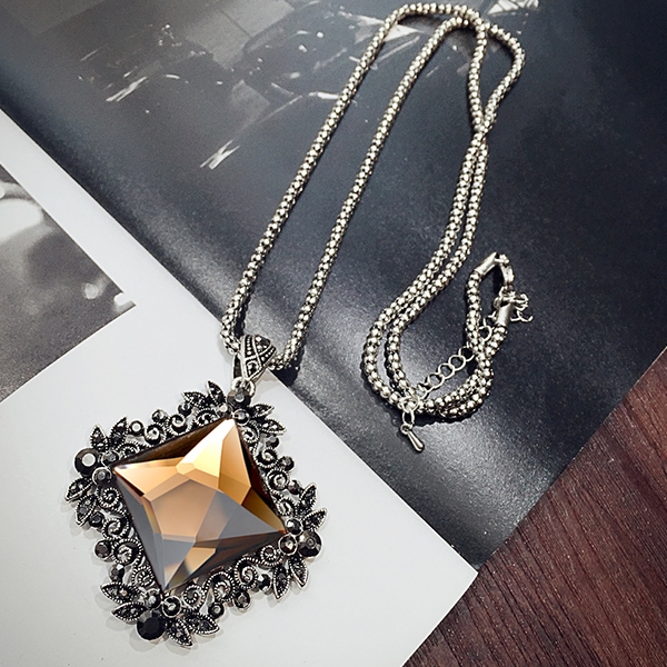 Висящи колиета за стилни дами в различни форми. 