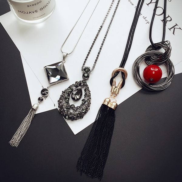 Висящи колиета за стилни дами в различни форми. 