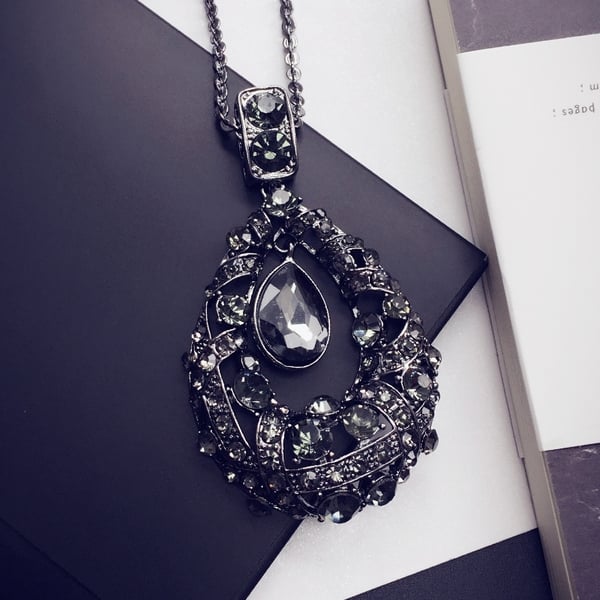 Висящи колиета за стилни дами в различни форми. 