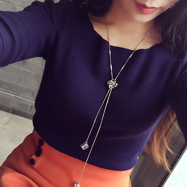 Висящи колиета с различни форми в сребърно, златисто и черно. 