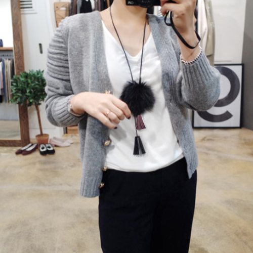 Висящи колиета с различни форми в сребърно, златисто и черно. 