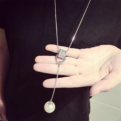 Висящи колиета с различни форми в сребърно, златисто и черно. 