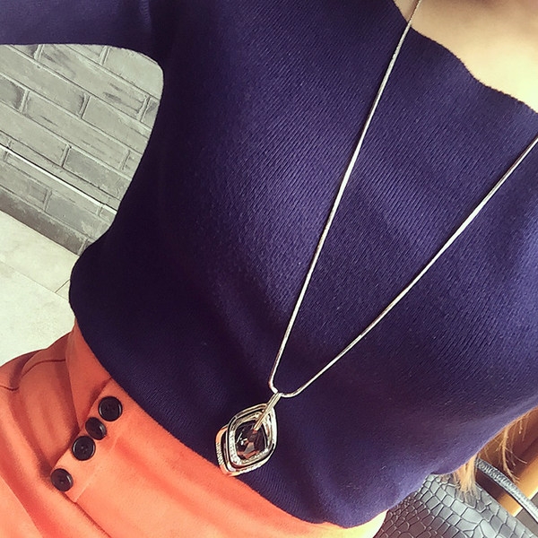 Висящи колиета с различни форми в сребърно, златисто и черно. 