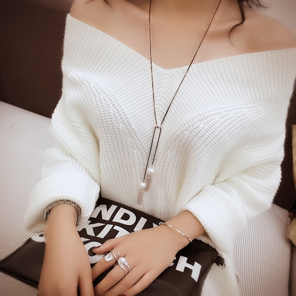 Висящи колиета с различни форми в сребърно, златисто и черно. 