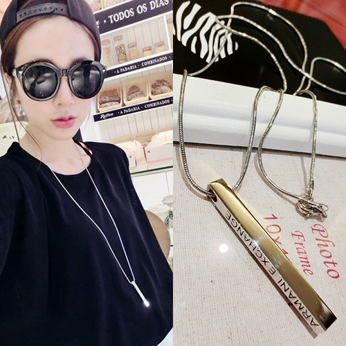 Висящи колиета с различни форми в сребърно, златисто и черно. 