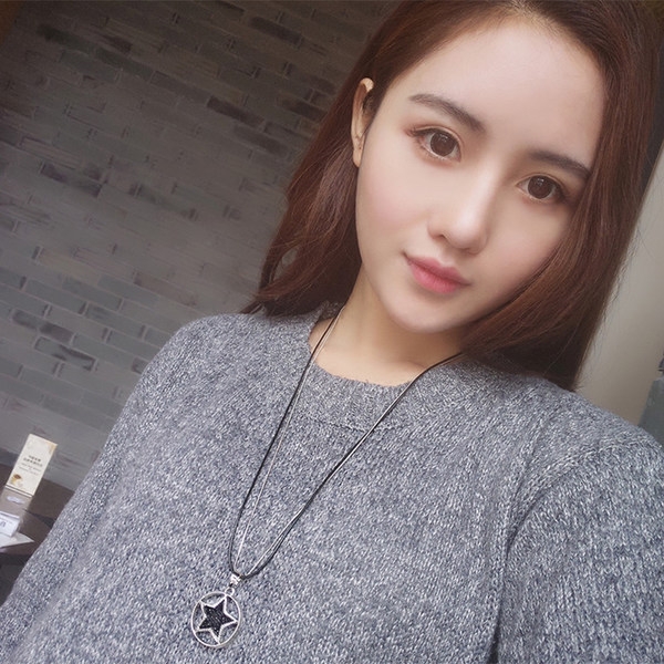 Висящи колиета с различни форми в сребърно, златисто и черно. 