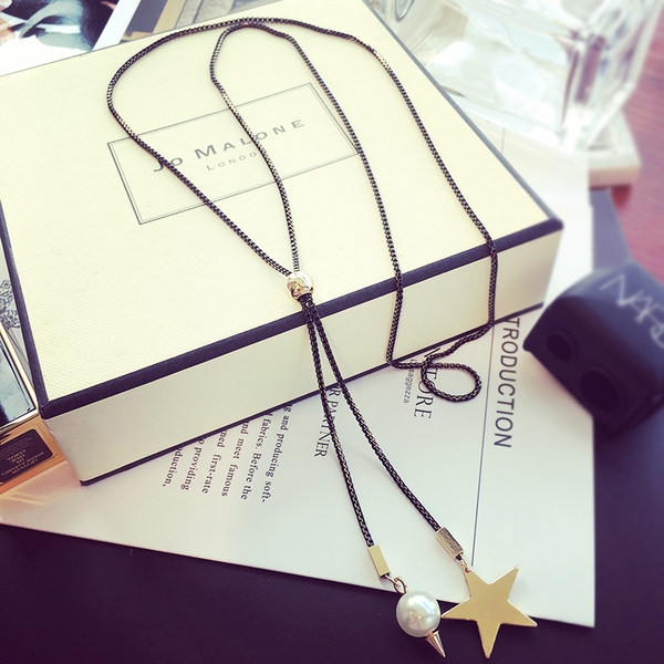 Висящи колиета с различни форми в сребърно, златисто и черно. 