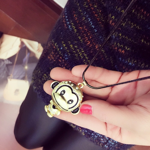 Висящи колиета с различни форми в сребърно, златисто и черно. 