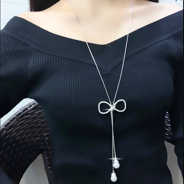 Висящи колиета с различни форми в сребърно, златисто и черно. 