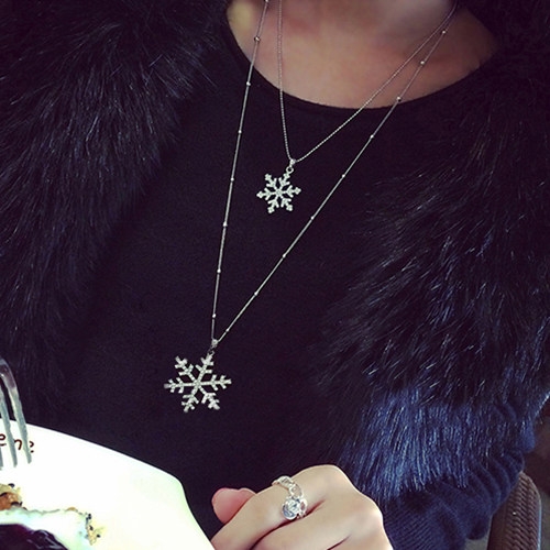 Висящи колиета с различни форми в сребърно, златисто и черно. 