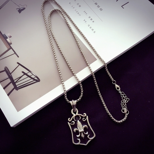 Мъжки колиета със сребърно покритие в различни форми. 