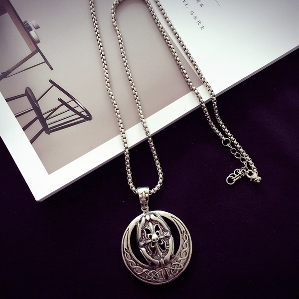 Мъжки колиета със сребърно покритие в различни форми. 