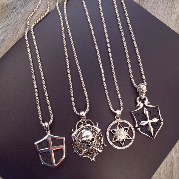 Мъжки колиета със сребърно покритие в различни форми. 