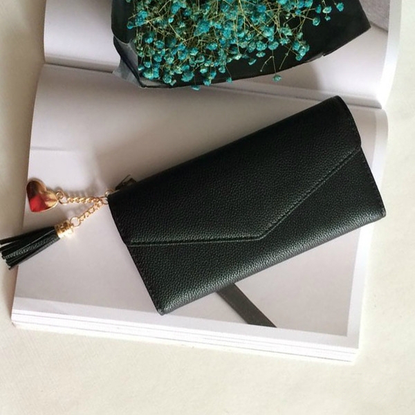 Дамски портфейли в пет свежи цвята с висящ аксесоар. 