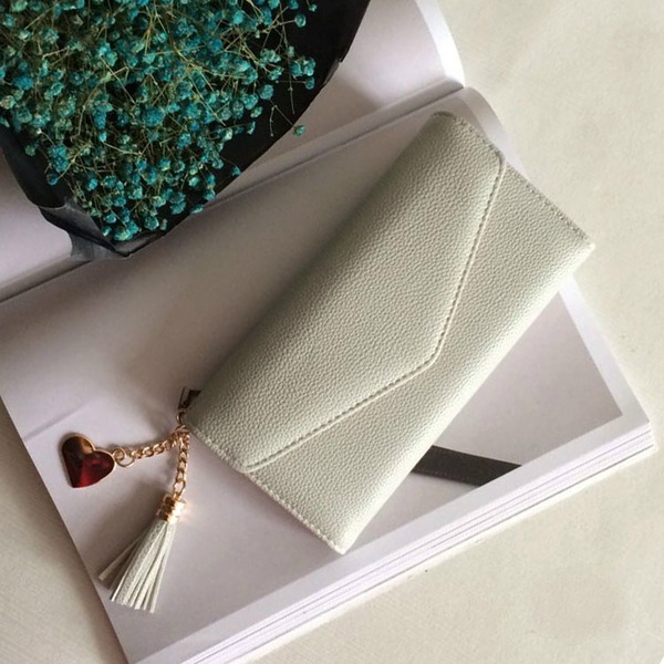 Дамски портфейли в пет свежи цвята с висящ аксесоар. 