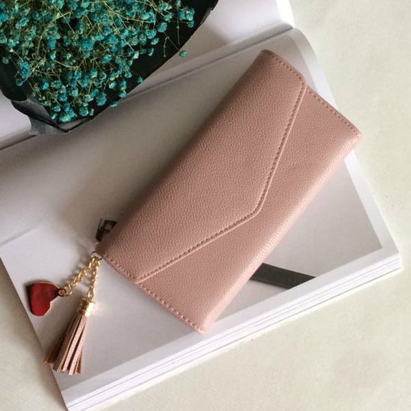 Дамски портфейли в пет свежи цвята с висящ аксесоар. 