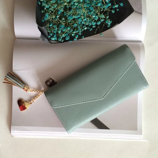 Дамски портфейли в пет свежи цвята с висящ аксесоар. 