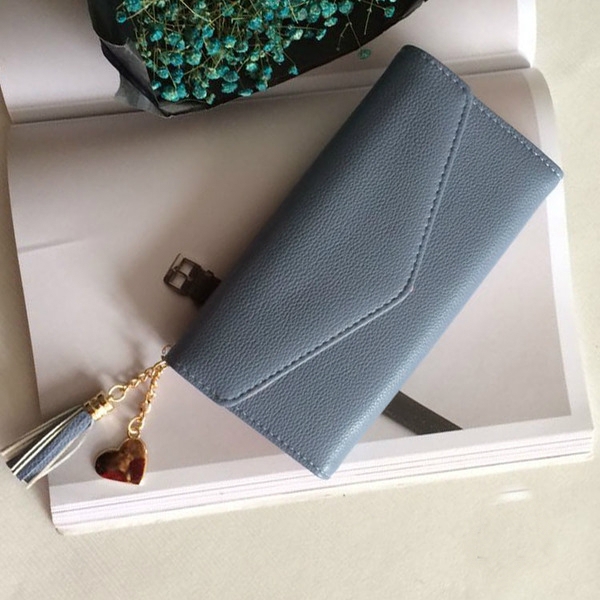 Дамски портфейли в пет свежи цвята с висящ аксесоар. 