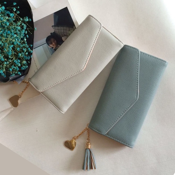 Дамски портфейли в пет свежи цвята с висящ аксесоар. 