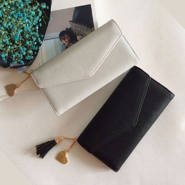 Дамски портфейли в пет свежи цвята с висящ аксесоар. 