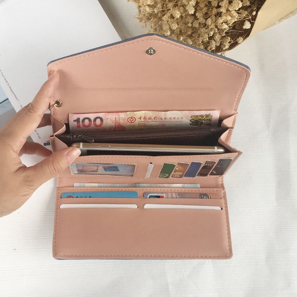 Дамски портфейли в пет свежи цвята с висящ аксесоар. 