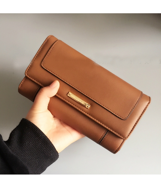 Стилни дамски портфейли в кафяв цвят с много раздели. 