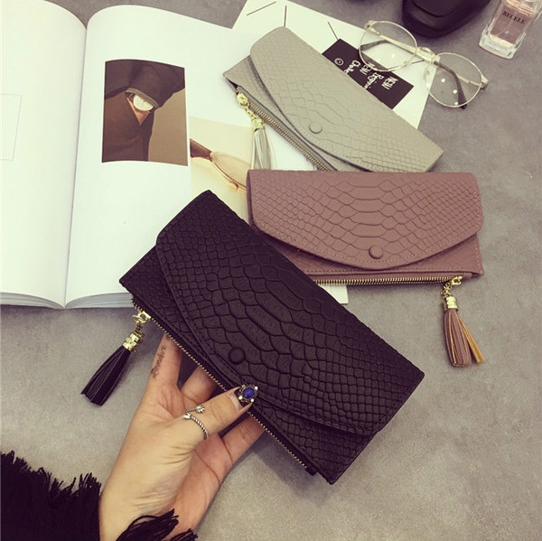 Женски портфейли в четири цвята и закопчаване с копче - еко кожа. 