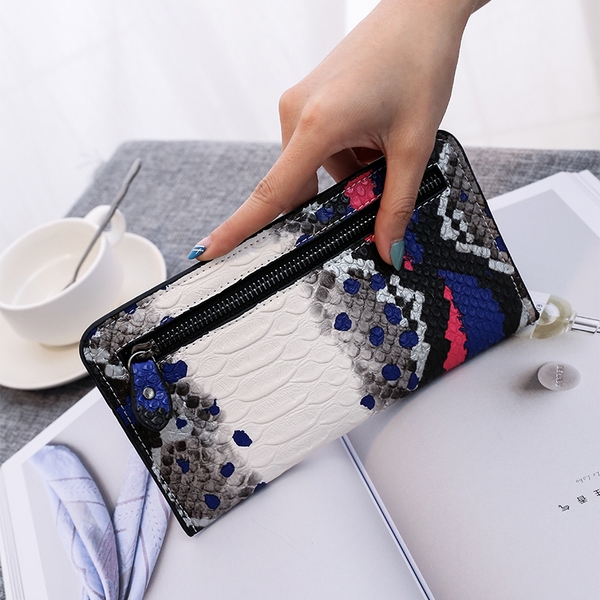 Дамски портфейли с змийски принт в пет цвята. 