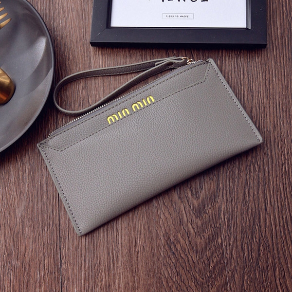 Практичен дамски портфейл в три цвята с един раздел и закопчаване с цип. 