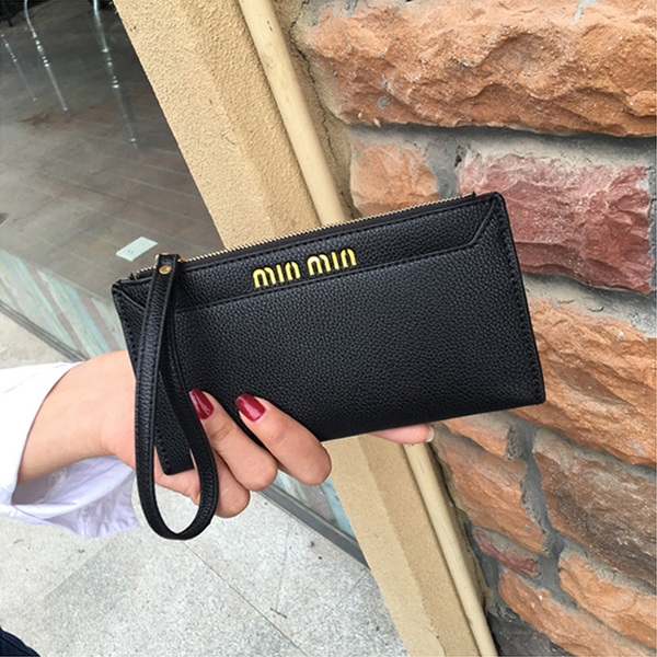 Практичен дамски портфейл в три цвята с един раздел и закопчаване с цип. 