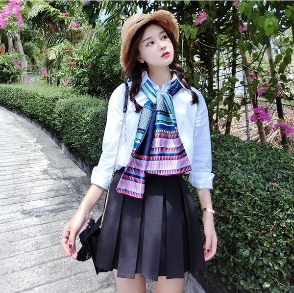 Есенни стилни шалчета с различни десени и флорални мотиви. 