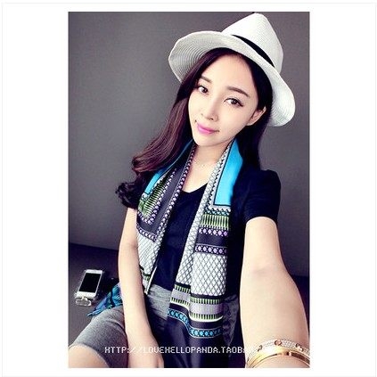 Есенни стилни шалчета с различни десени и флорални мотиви. 