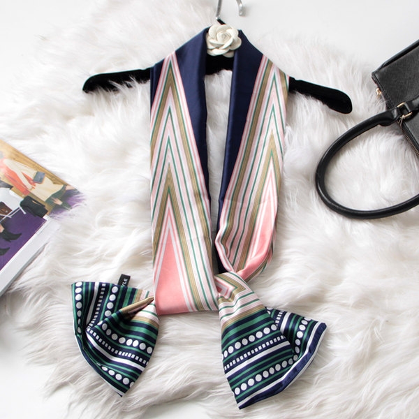 Есенни стилни шалчета с различни десени и флорални мотиви. 