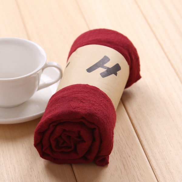 Свежи женски шалчета в разнообразни цветове. 