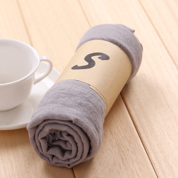 Свежи женски шалчета в разнообразни цветове. 