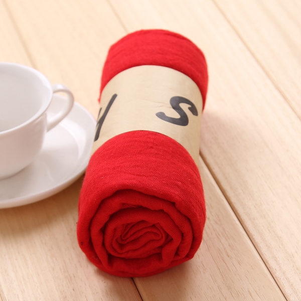 Свежи женски шалчета в разнообразни цветове. 