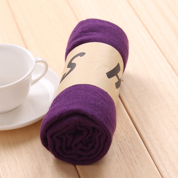 Свежи женски шалчета в разнообразни цветове. 