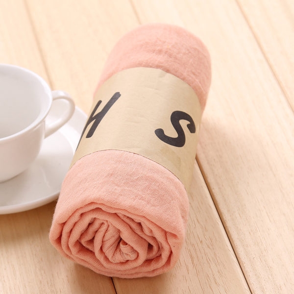 Свежи женски шалчета в разнообразни цветове. 