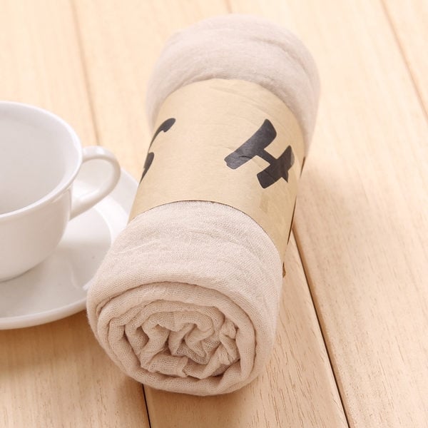 Свежи женски шалчета в разнообразни цветове. 