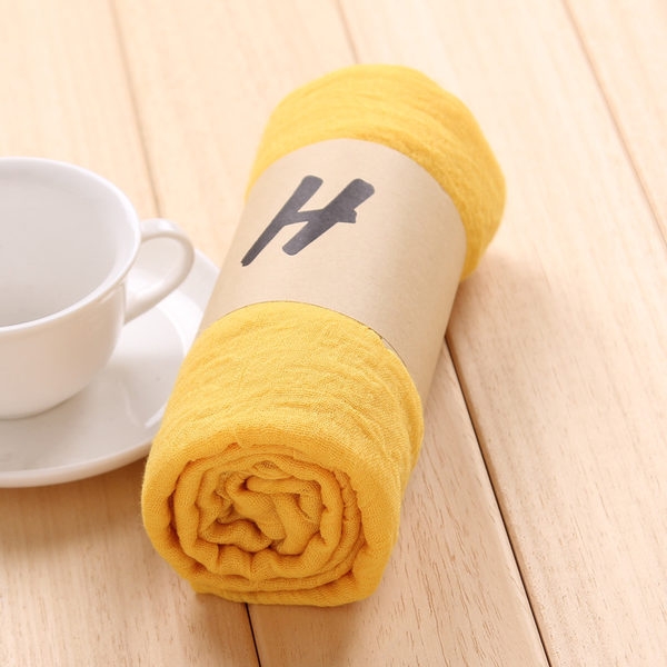 Свежи женски шалчета в разнообразни цветове. 