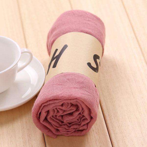 Свежи женски шалчета в разнообразни цветове. 