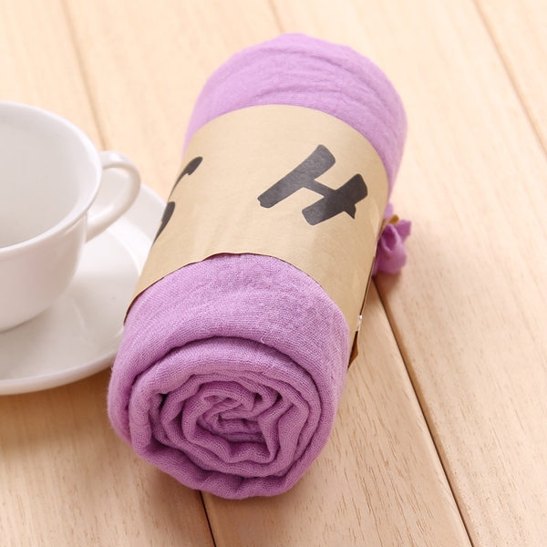 Свежи женски шалчета в разнообразни цветове. 