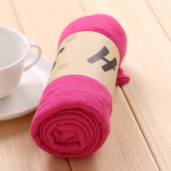 Свежи женски шалчета в разнообразни цветове. 