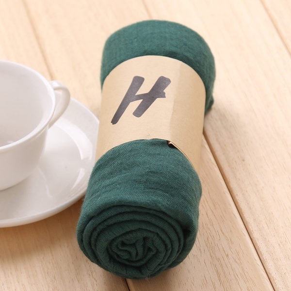 Свежи женски шалчета в разнообразни цветове. 