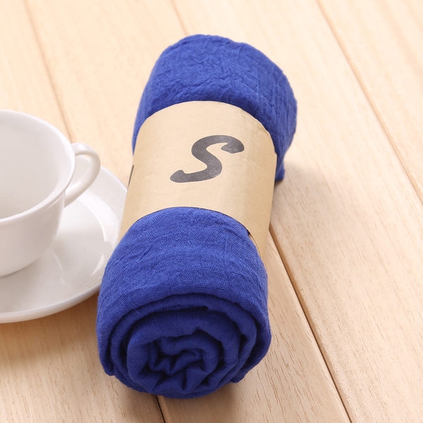 Свежи женски шалчета в разнообразни цветове. 