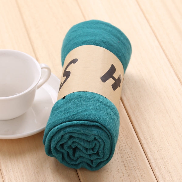 Свежи женски шалчета в разнообразни цветове. 