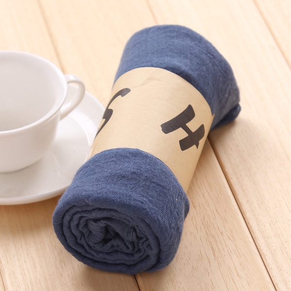 Свежи женски шалчета в разнообразни цветове. 