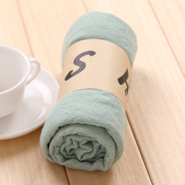 Свежи женски шалчета в разнообразни цветове. 