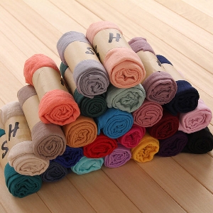 Свежи женски шалчета в разнообразни цветове. 